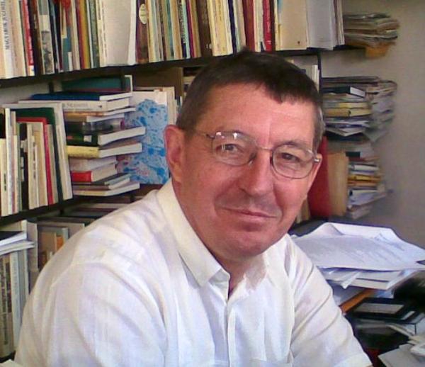 Magyar szociolingvisztika a határon innen és túl – Beszélgetés Kontra Miklóssal Magyar szociolingvisztika a határon innen és túl – Beszélgetés Kontra Miklóssal